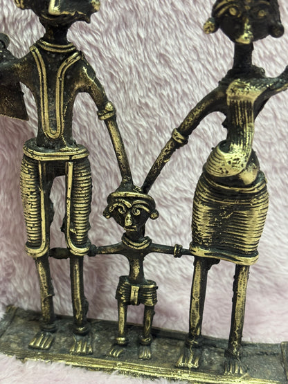 Z .ANTIQUE FORM STATUE IN FIGURE OF A FAMILY .