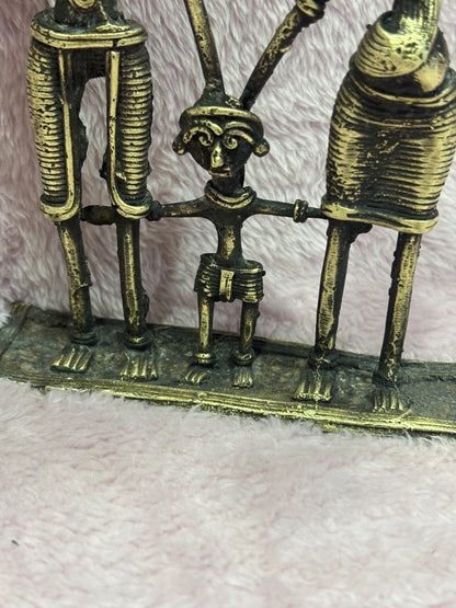 Z .ANTIQUE FORM STATUE IN FIGURE OF A FAMILY .