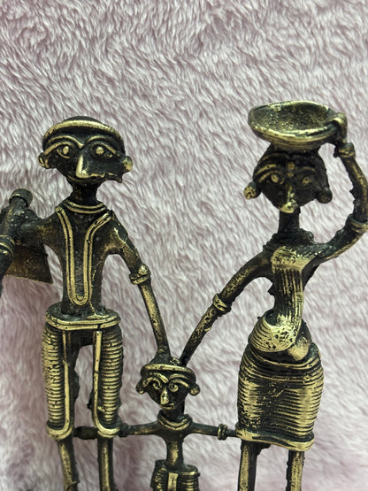 Z .ANTIQUE FORM STATUE IN FIGURE OF A FAMILY .