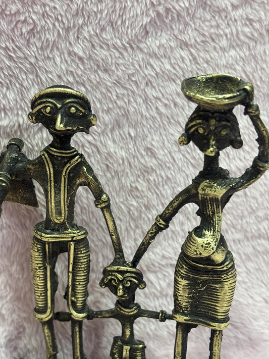 Z .ANTIQUE FORM STATUE IN FIGURE OF A FAMILY .
