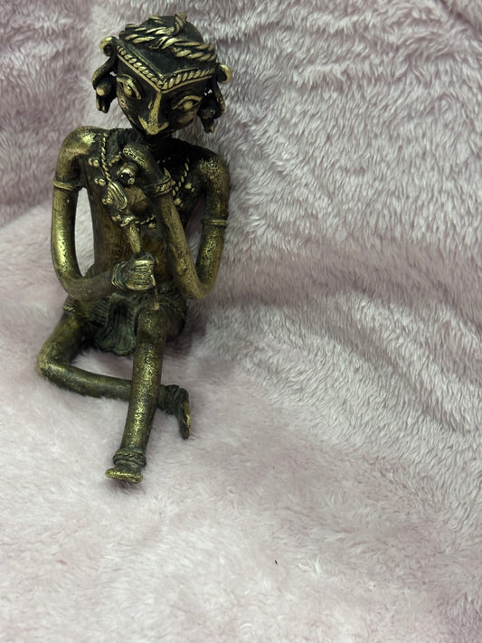 Z .ANTIQUE FORM STATUE OF A MAN WITH INSTRUMENT