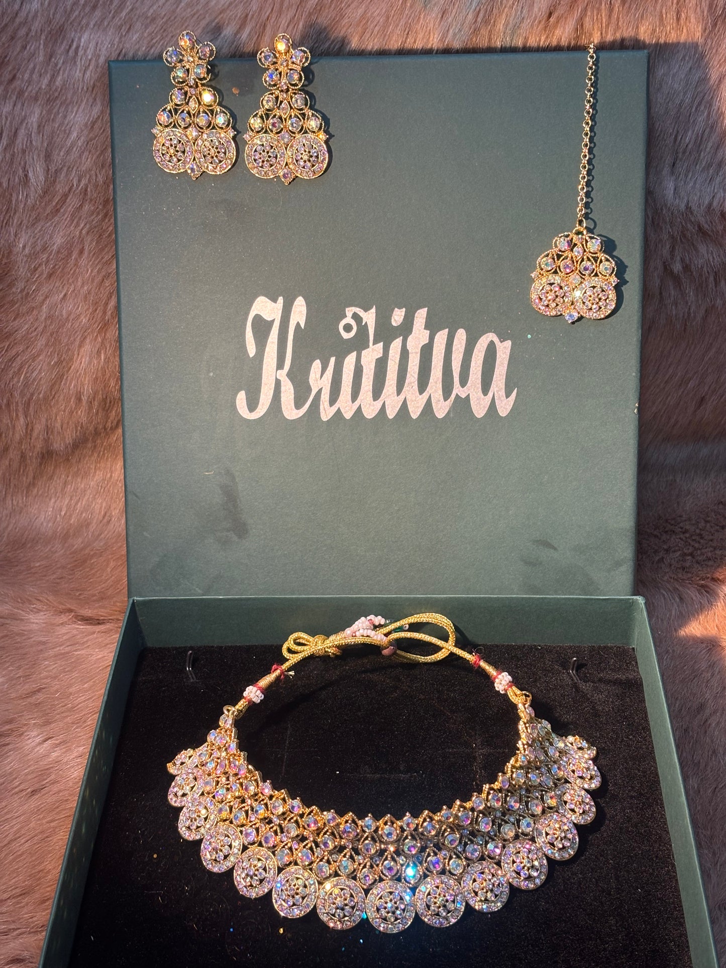 BEAUTIFUL GOLDEN SILVER STONE WORK CHOKAR WITH EARRING AND TIKA