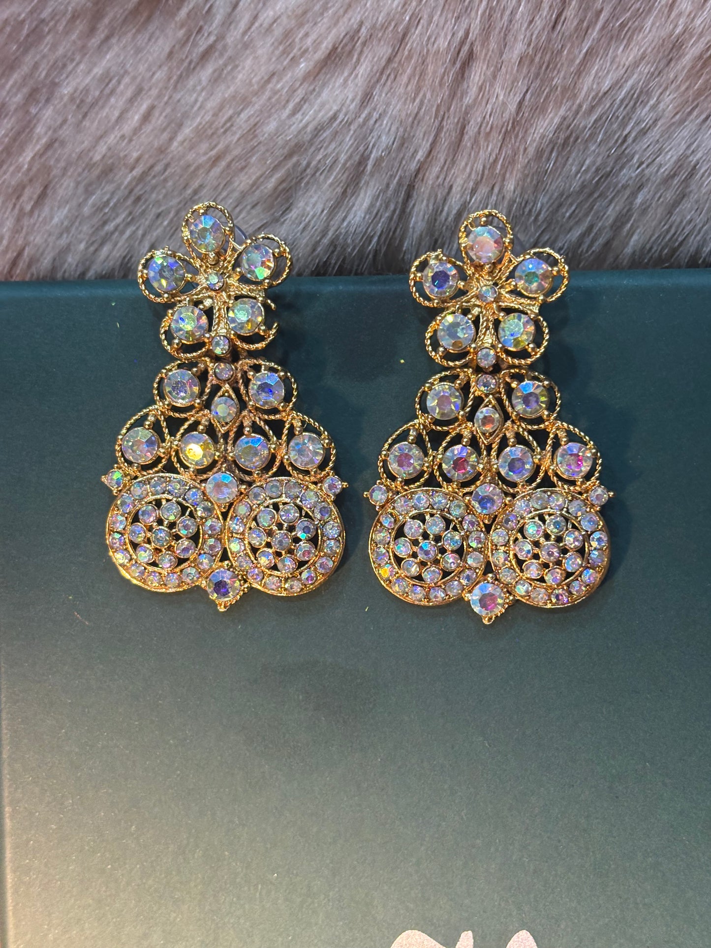 BEAUTIFUL GOLDEN SILVER STONE WORK CHOKAR WITH EARRING AND TIKA