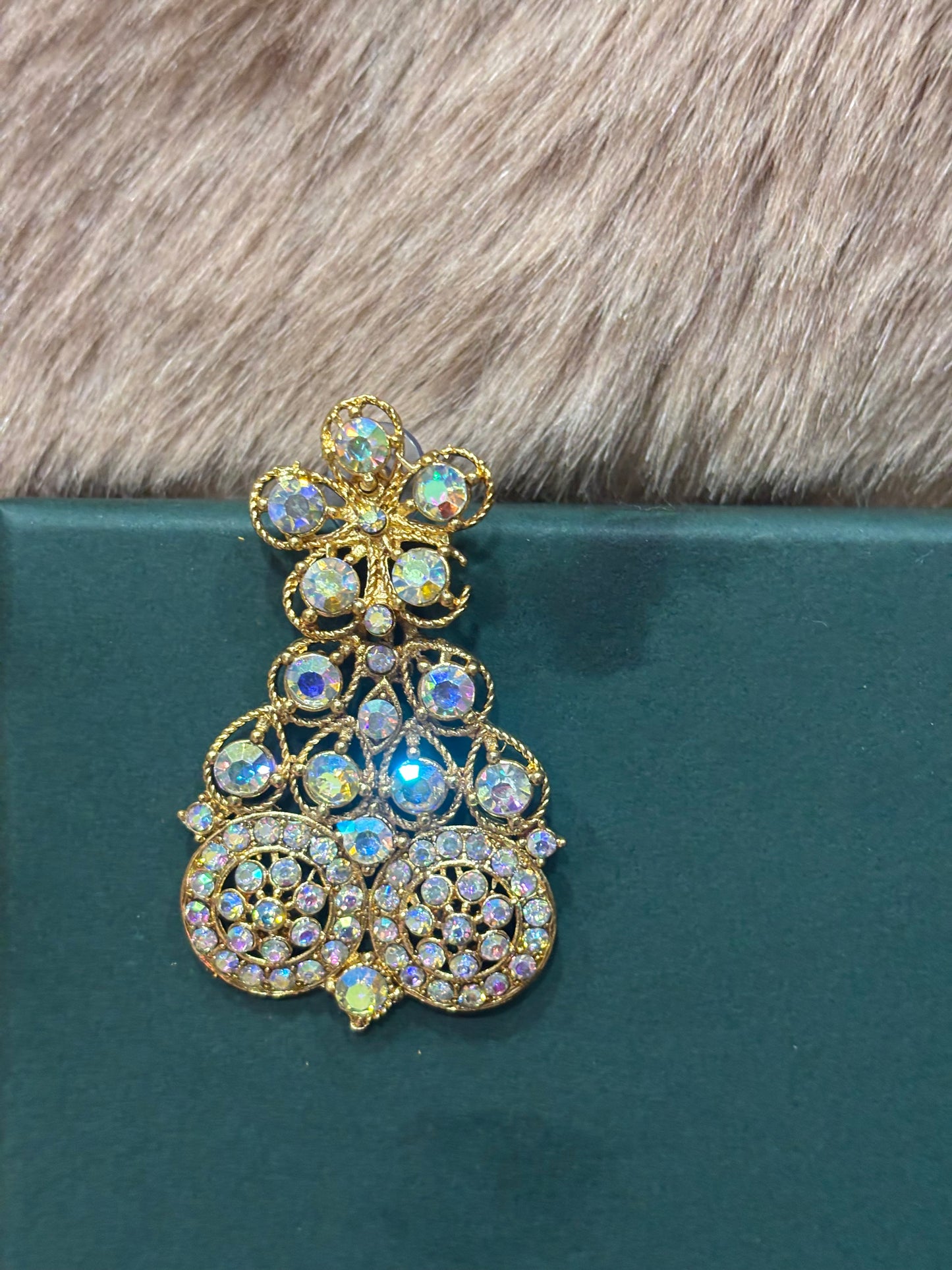 BEAUTIFUL GOLDEN SILVER STONE WORK CHOKAR WITH EARRING AND TIKA