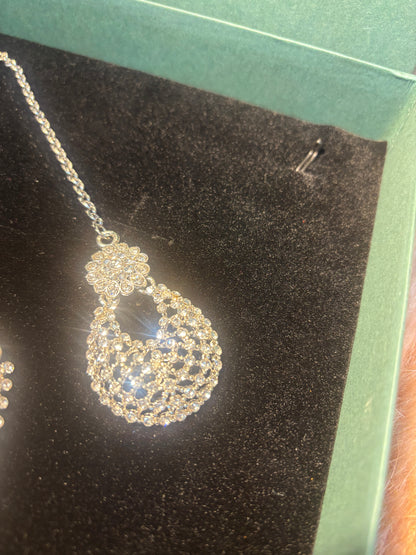 MAGNIFICENT SIVLER STONE NECKLACE IN SLEEK CHOKAR PATTERN WITH EARRING AND TIKA