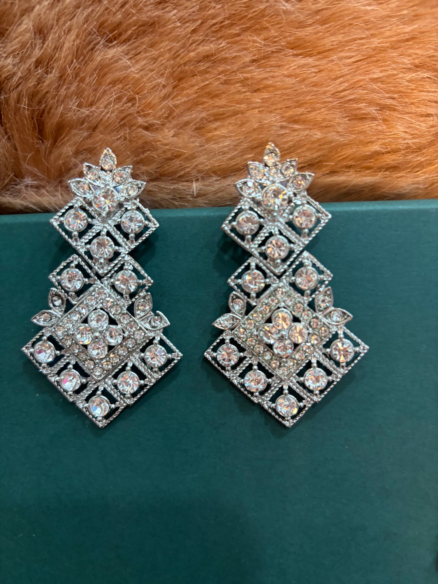 BEAUTIFUL SILVER STONE CHOKAR SET WITH EARRING AND TIKA