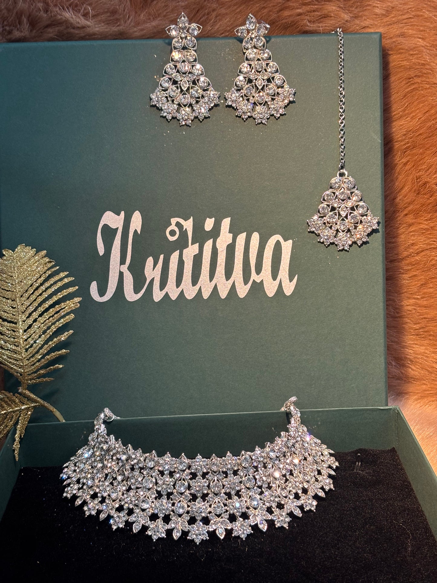 DAZZLING FLORAL WORK SILVER STONE CHOKAR SET