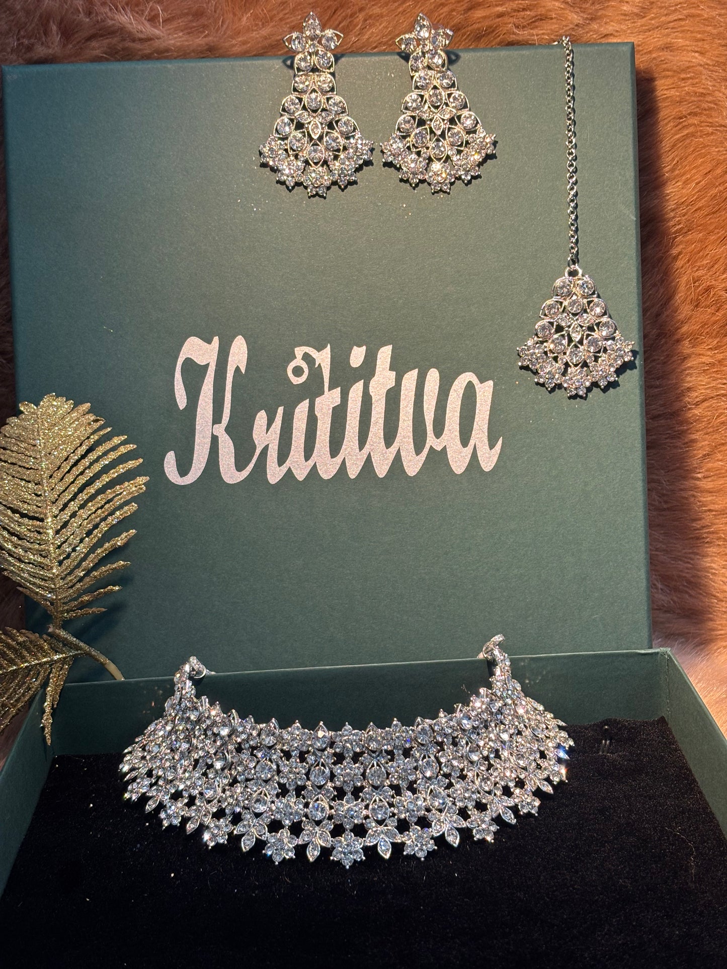 DAZZLING FLORAL WORK SILVER STONE CHOKAR SET