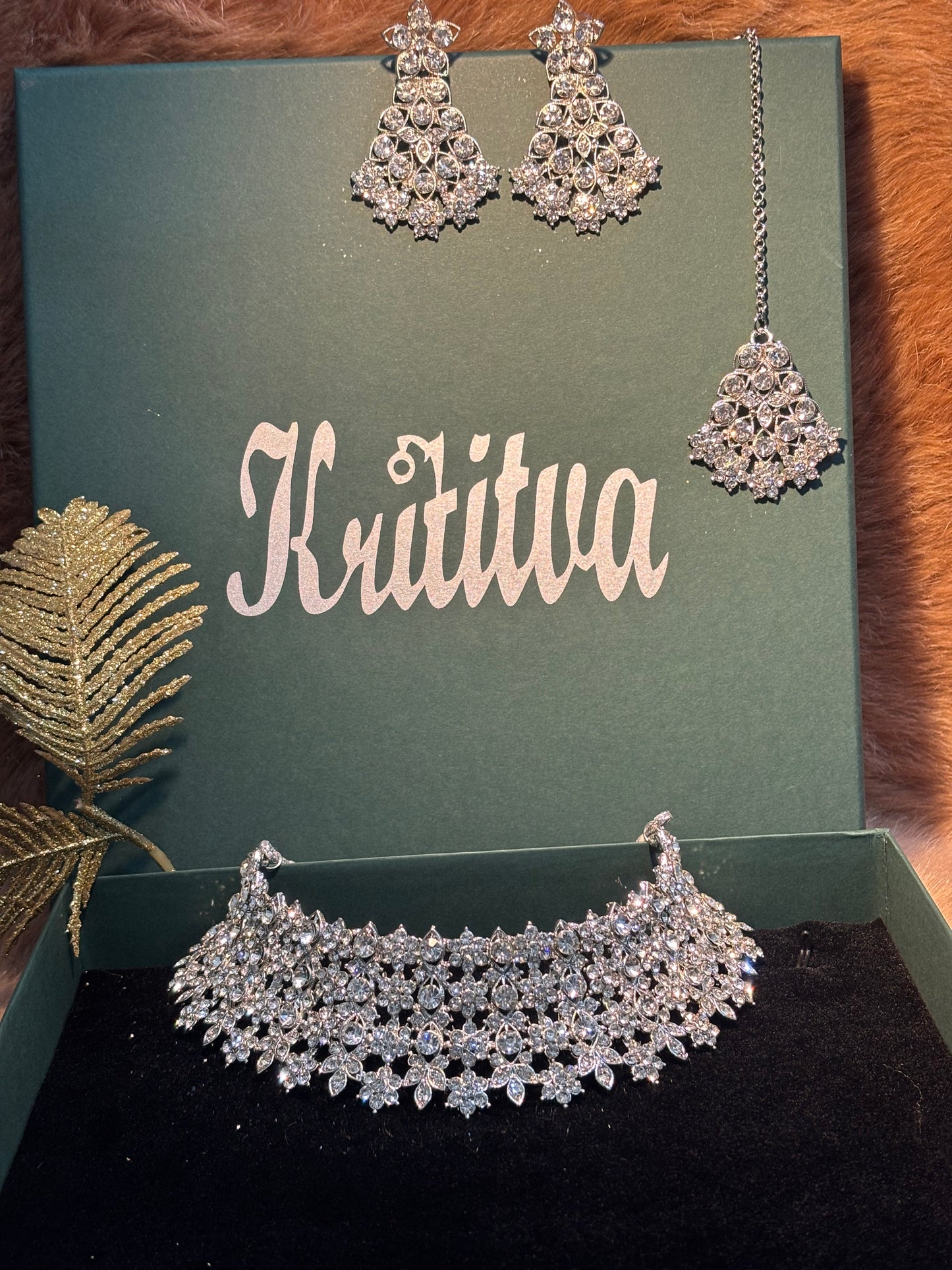 DAZZLING FLORAL WORK SILVER STONE CHOKAR SET