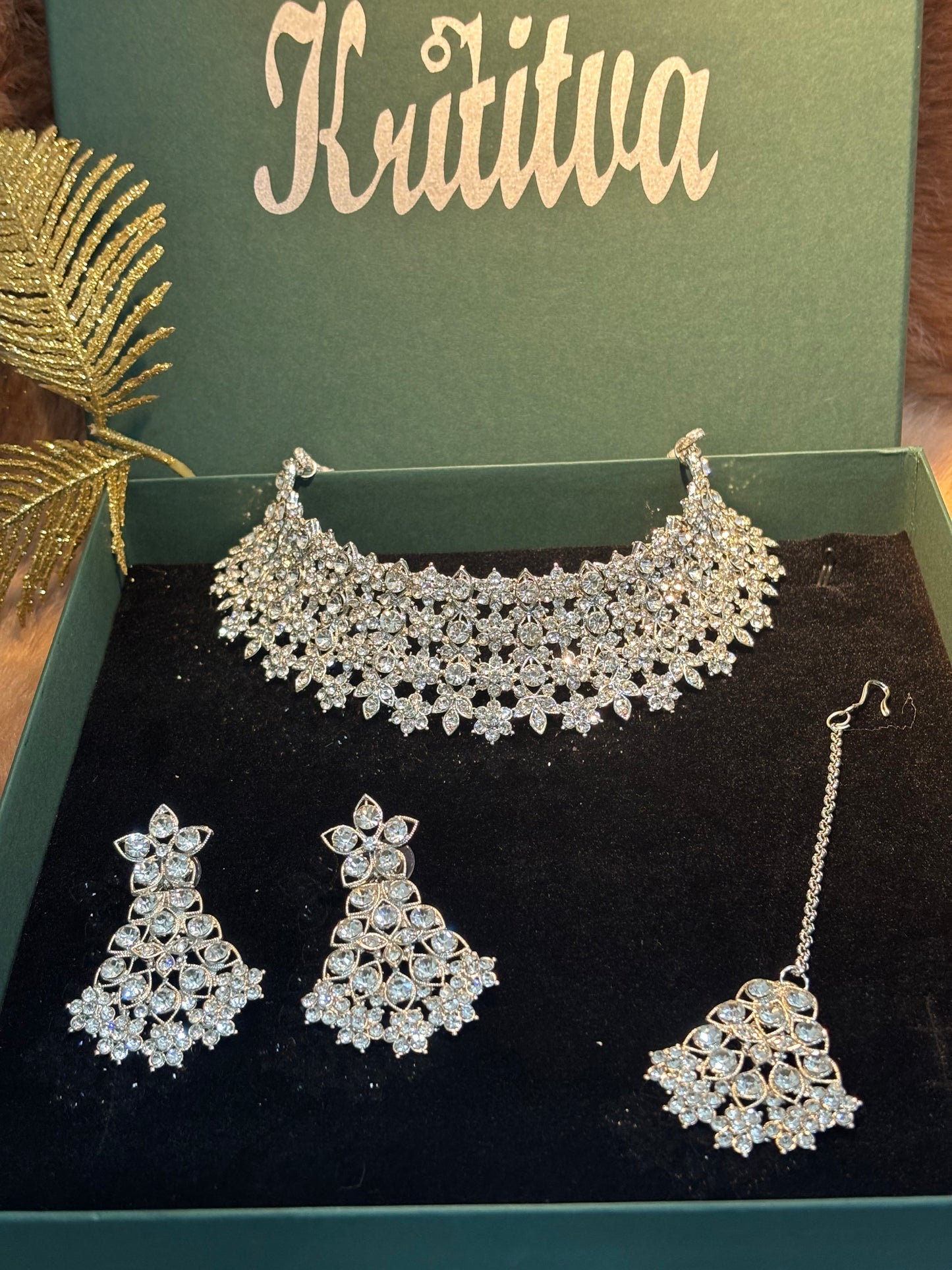 DAZZLING FLORAL WORK SILVER STONE CHOKAR SET