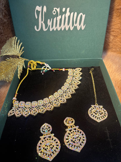 BEAUTIFUL GOLDEN FLORAL AND PETAL WORK WITH STONE CHOKER SET