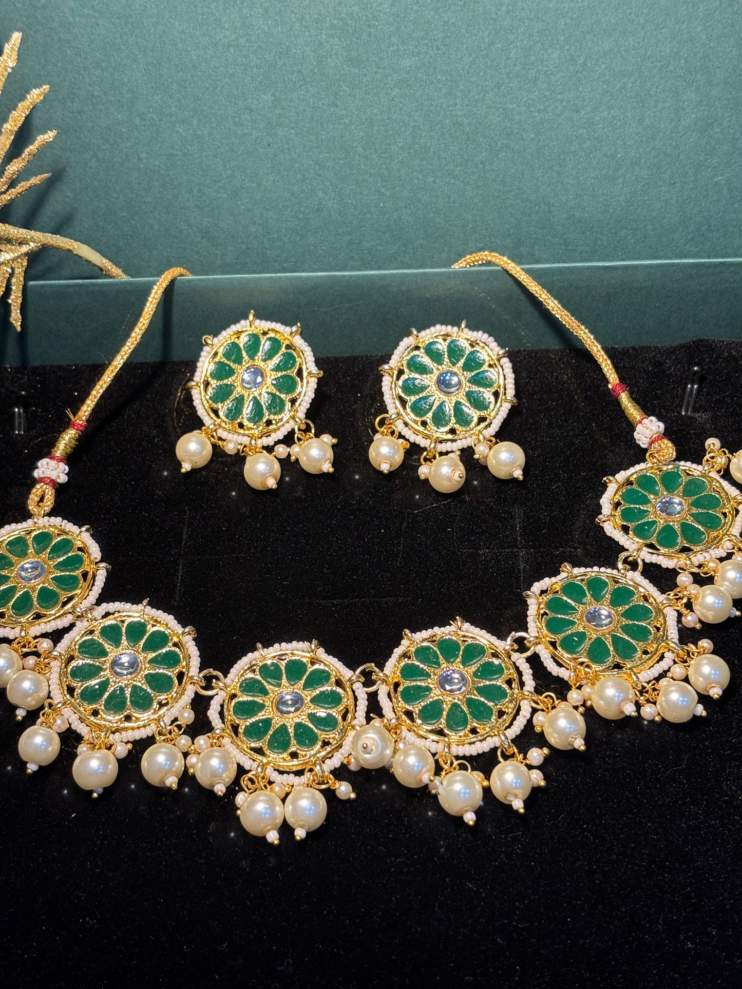 BEAUTIFUL GREEN NECKLACE SET TRADITIONALLY DESIGNED