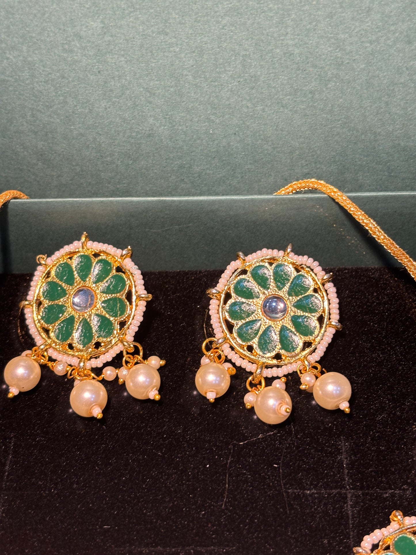 BEAUTIFUL GREEN NECKLACE SET TRADITIONALLY DESIGNED