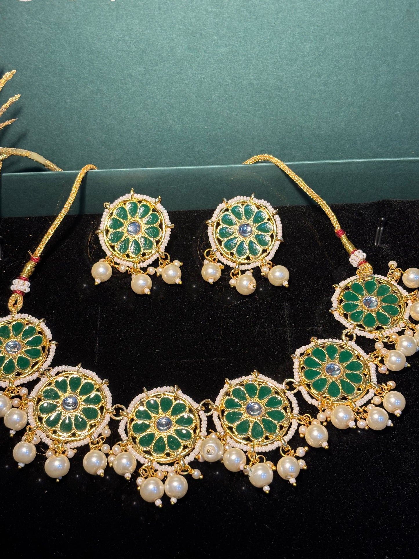 BEAUTIFUL GREEN NECKLACE SET TRADITIONALLY DESIGNED