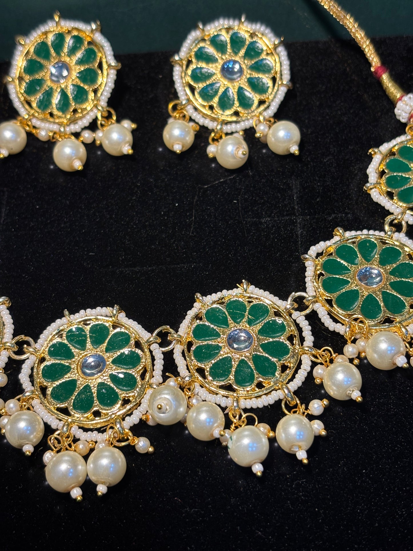 BEAUTIFUL GREEN NECKLACE SET TRADITIONALLY DESIGNED