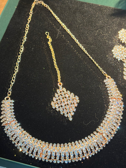 GORGEOUS ROSE GOLD SLEEK PATTERN CHOKER SET