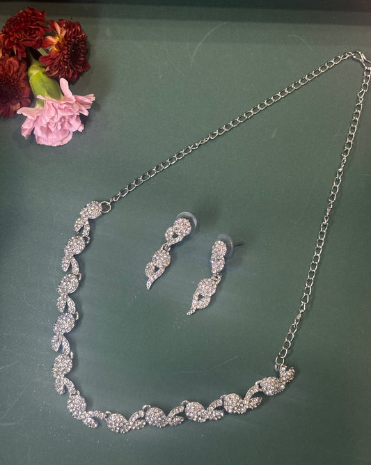 ELEGANT TWISTED LEAF SHAPED NECKLACE SET