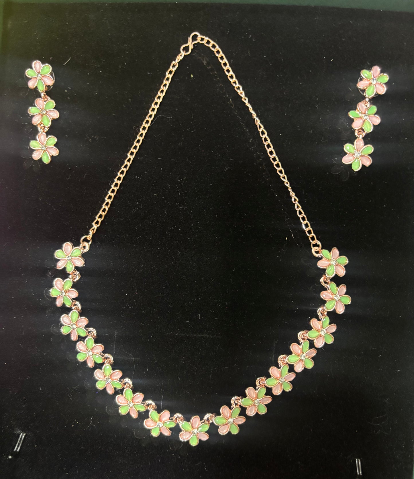 MAGNIFICENT FLORAL DESIGNED FLAMINGO PINK AND GREEN NECKLACE SET