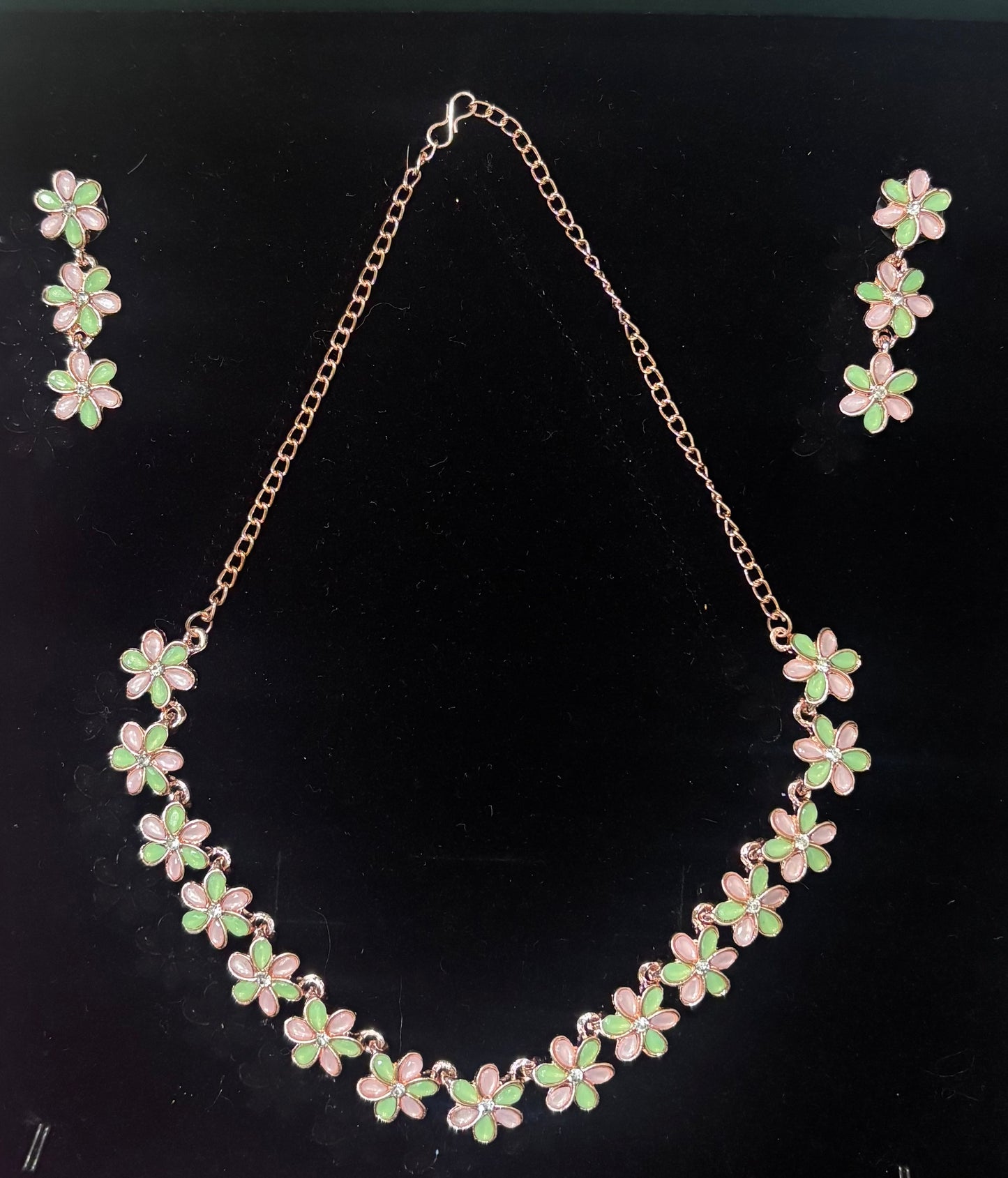 MAGNIFICENT FLORAL DESIGNED FLAMINGO PINK AND GREEN NECKLACE SET