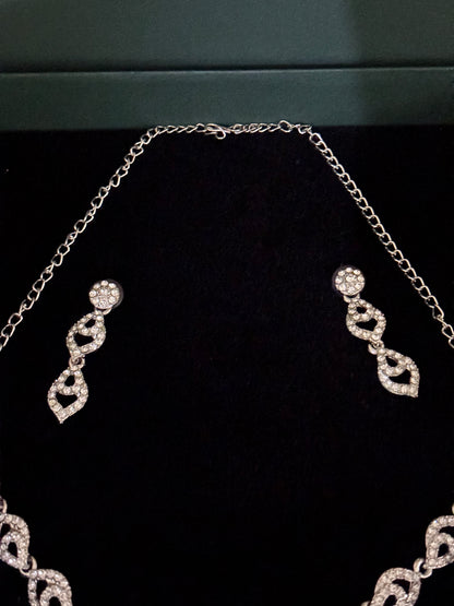 GORGEOUS PREMIUM SILVER STONE NECKLACE SET