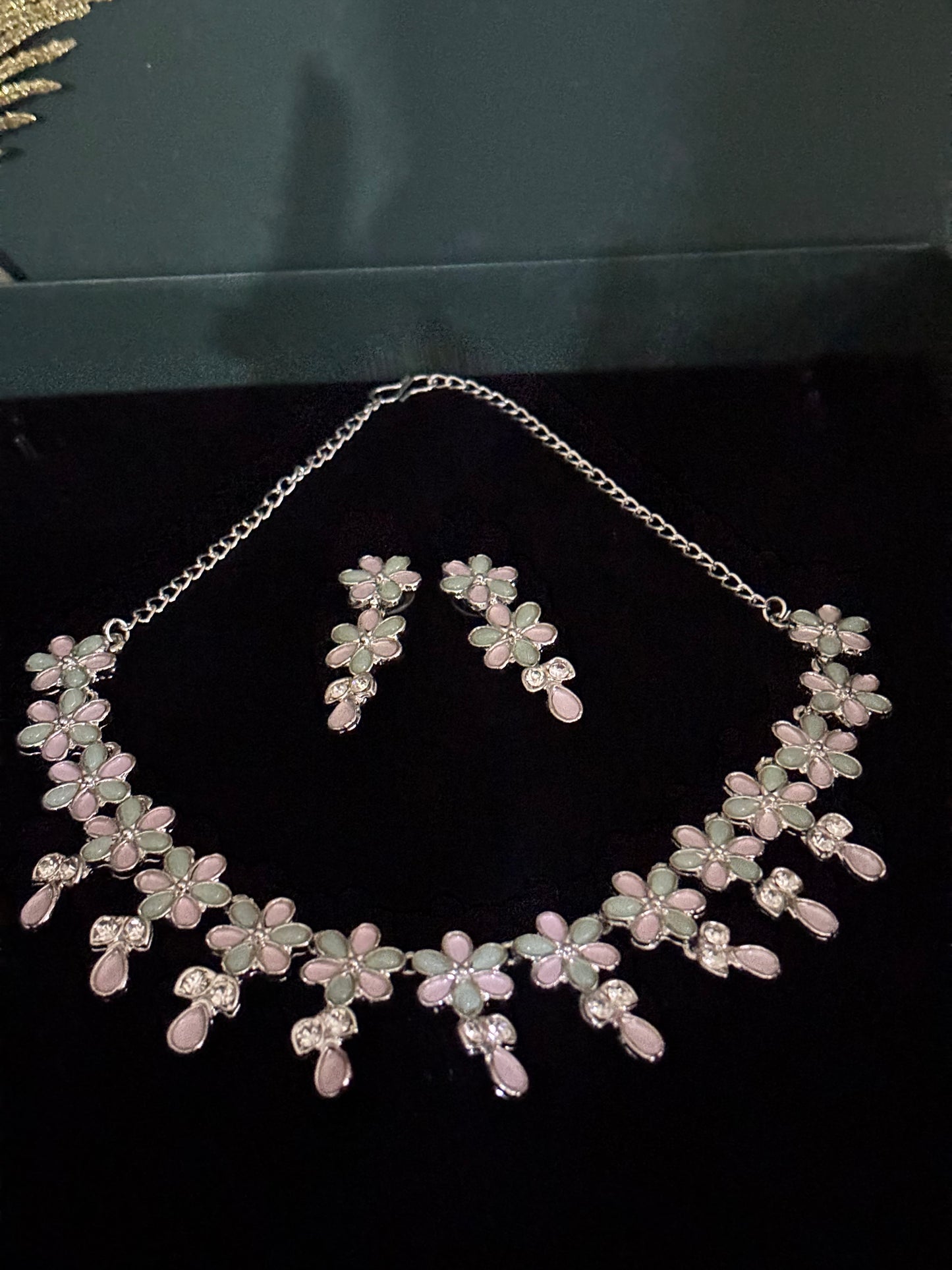 GLORIOUS PINK AND GREEN FLORAL DESIGN NECKLACE SET