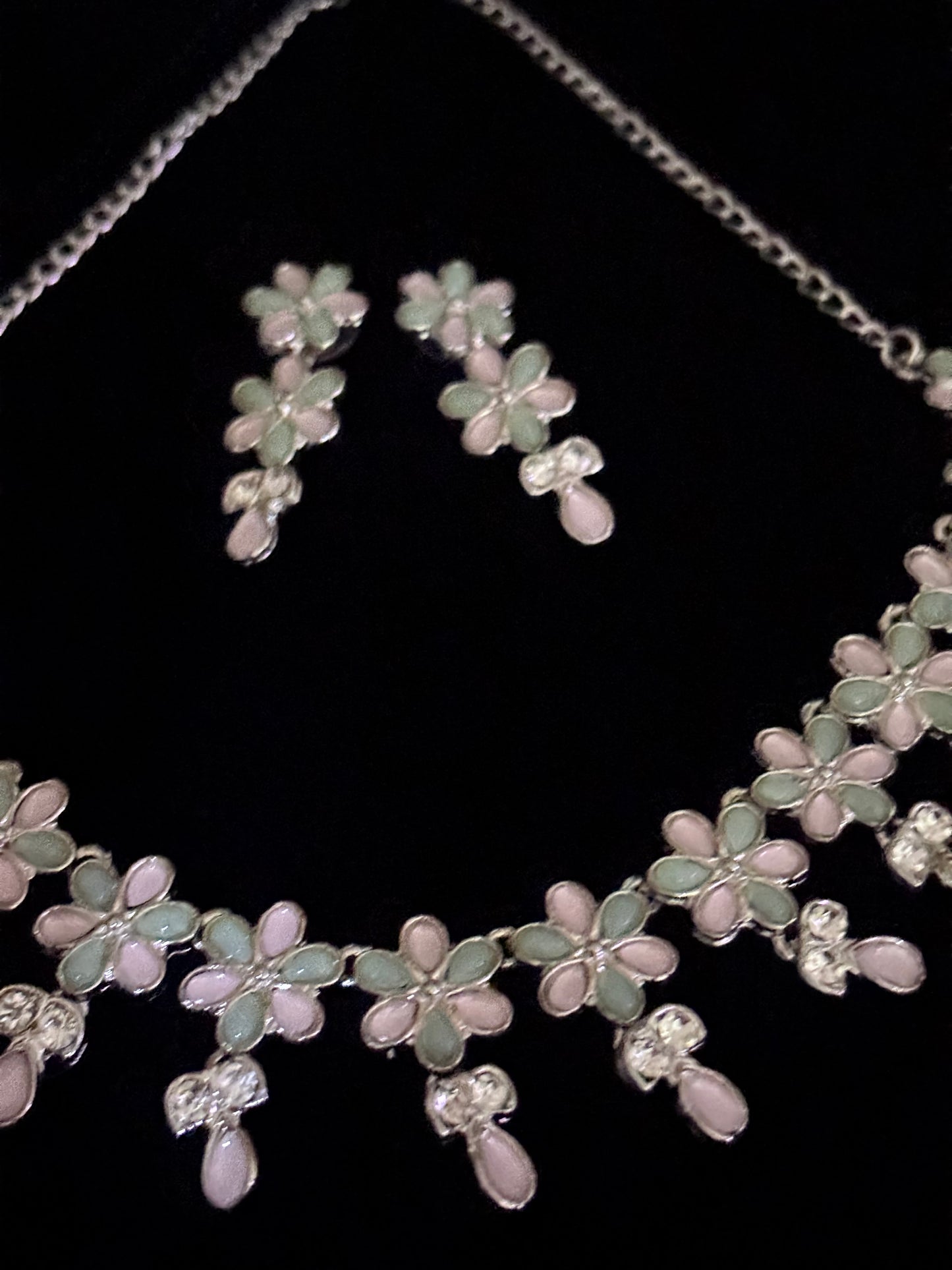 GLORIOUS PINK AND GREEN FLORAL DESIGN NECKLACE SET
