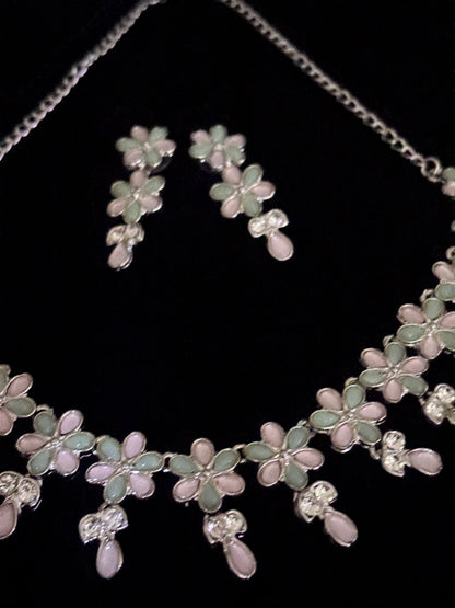 GLORIOUS PINK AND GREEN FLORAL DESIGN NECKLACE SET
