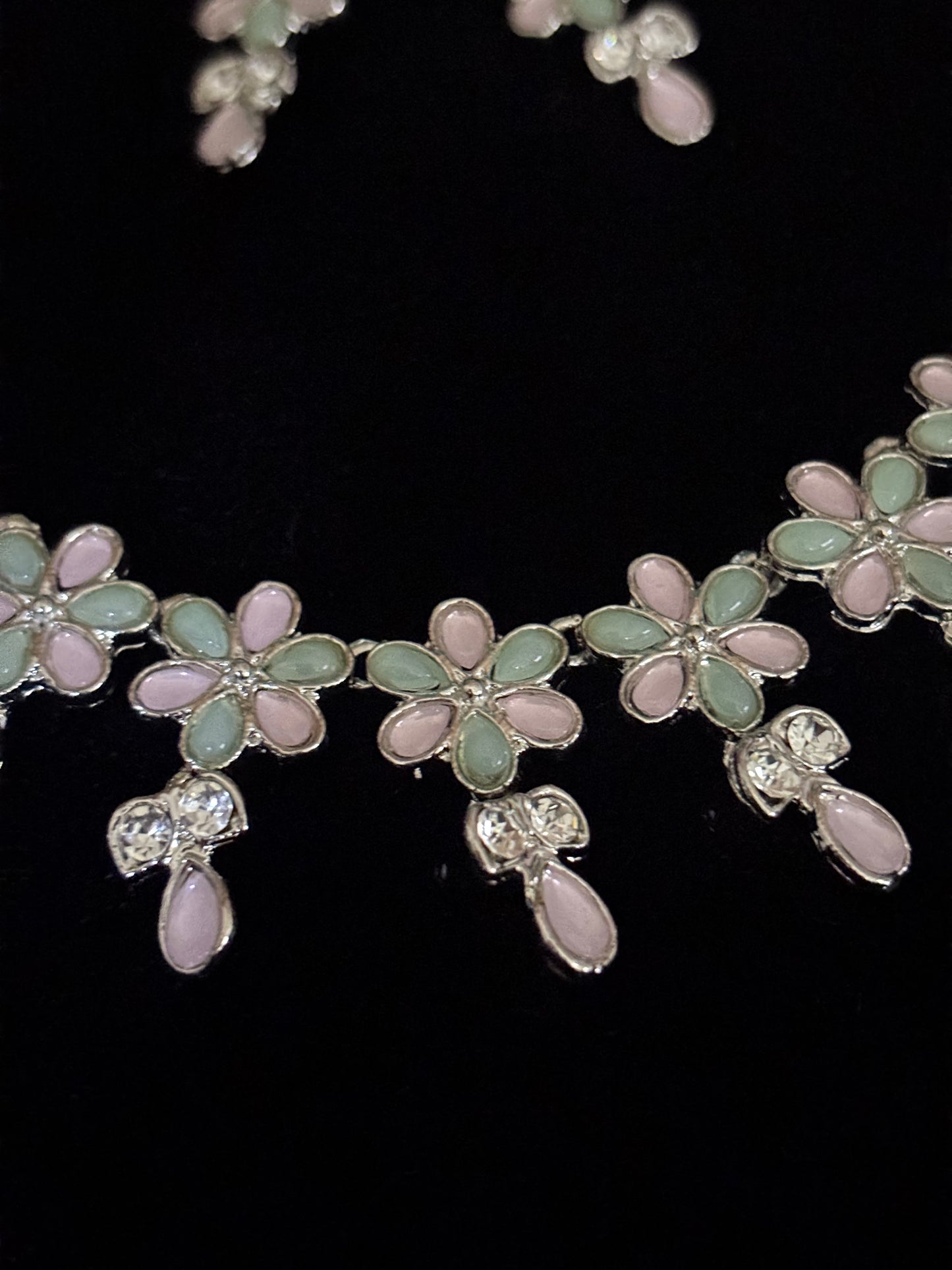 GLORIOUS PINK AND GREEN FLORAL DESIGN NECKLACE SET
